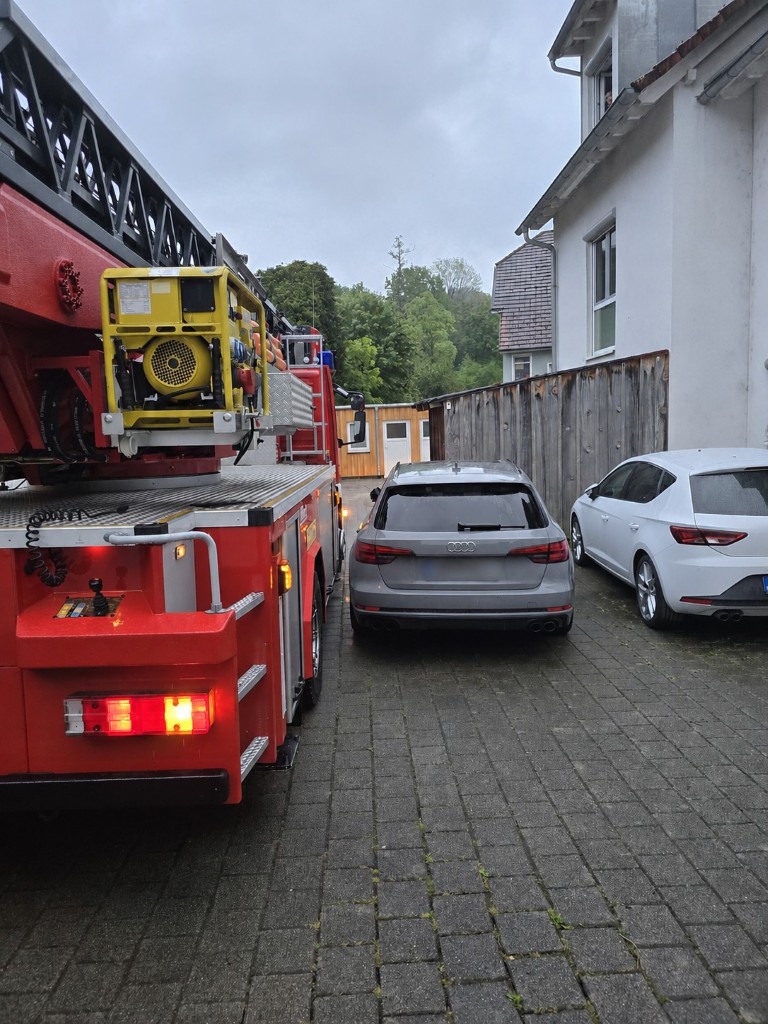 Nur wenige Zentimeter bleiben den Einsatzkräften.... Image